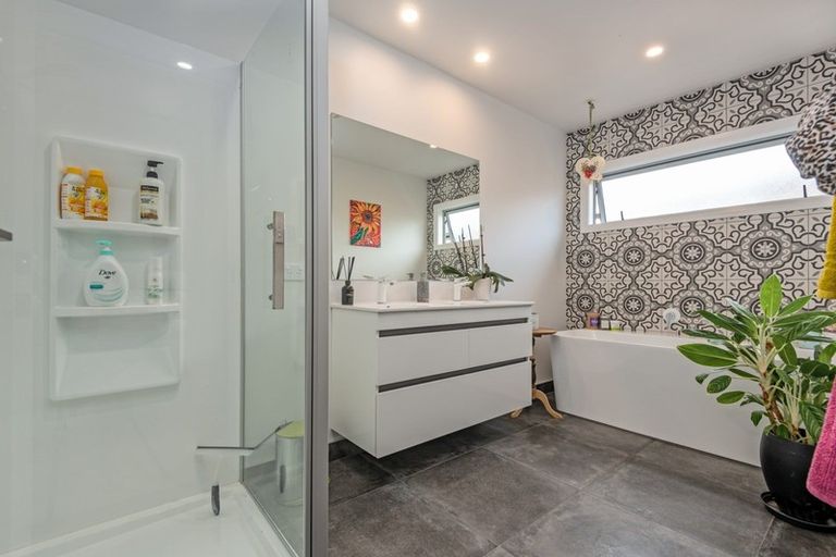 Photo of property in 8 Mediterranean Grove, Fitzherbert, Palmerston North, 4410