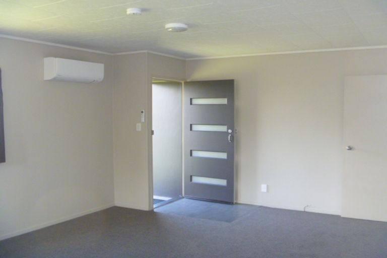 Photo of property in 1/8 Senecio Place, Weymouth, Auckland, 2103