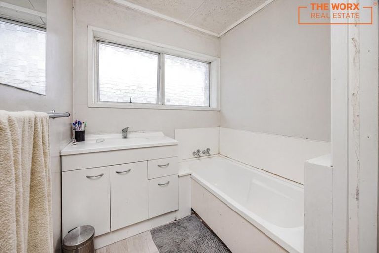 Photo of property in 16 Frobisher Way, Clendon Park, Auckland, 2103