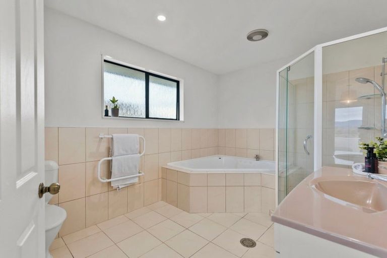 Photo of property in 41 Royal Oak Drive, Kelvin Grove, Palmerston North, 4414