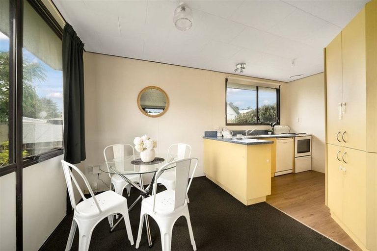 Photo of property in 2/76 Parrs Cross Road, Henderson, Auckland, 0612