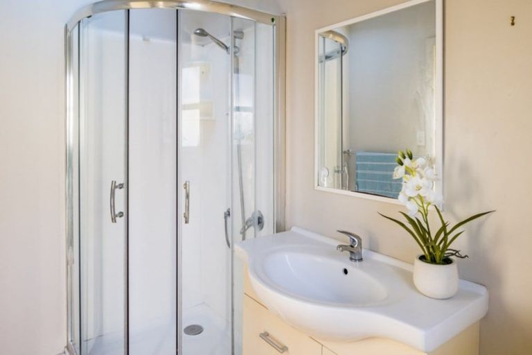 Photo of property in 2 Te Pari Pari Road, Pukerua Bay, 5026