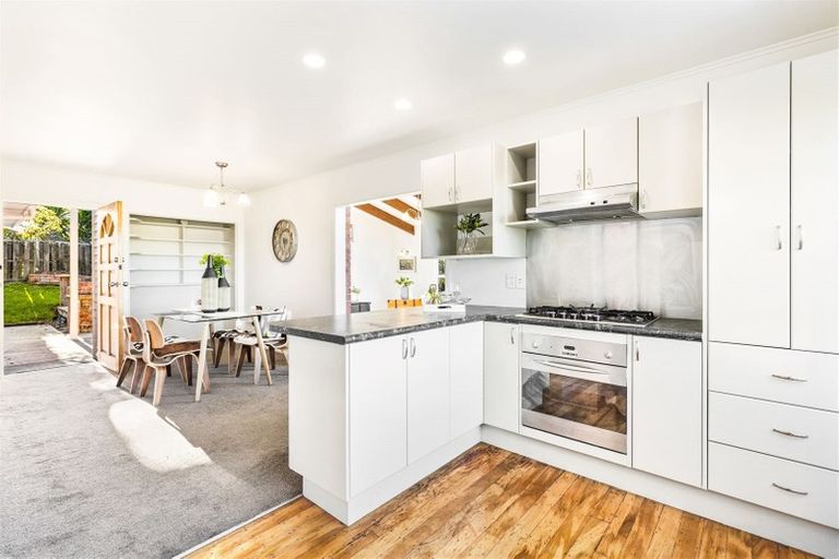 Photo of property in 122 Matipo Road, Te Atatu Peninsula, Auckland, 0610