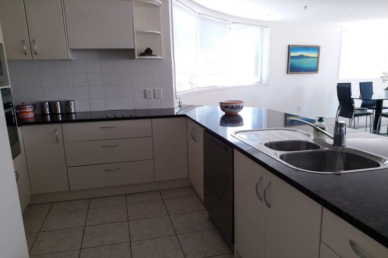 Photo of property in 1a/175 Hurstmere Road, Takapuna, Auckland, 0622