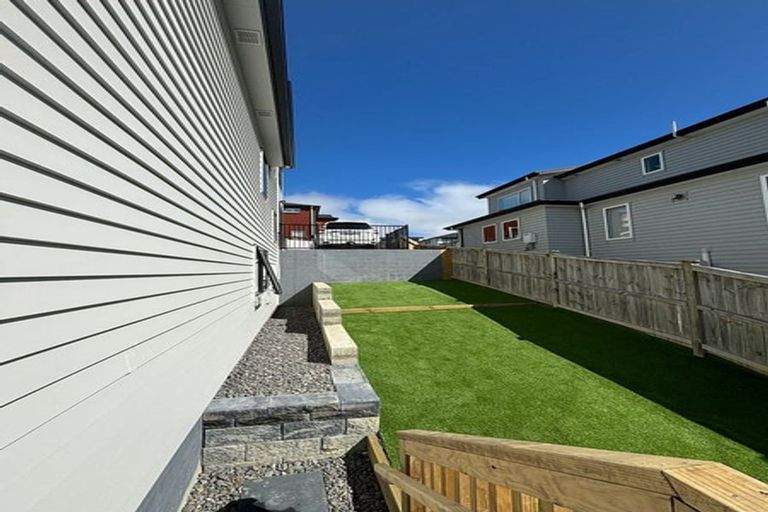Photo of property in 5 Prevost Lane, Oteha, Auckland, 0632