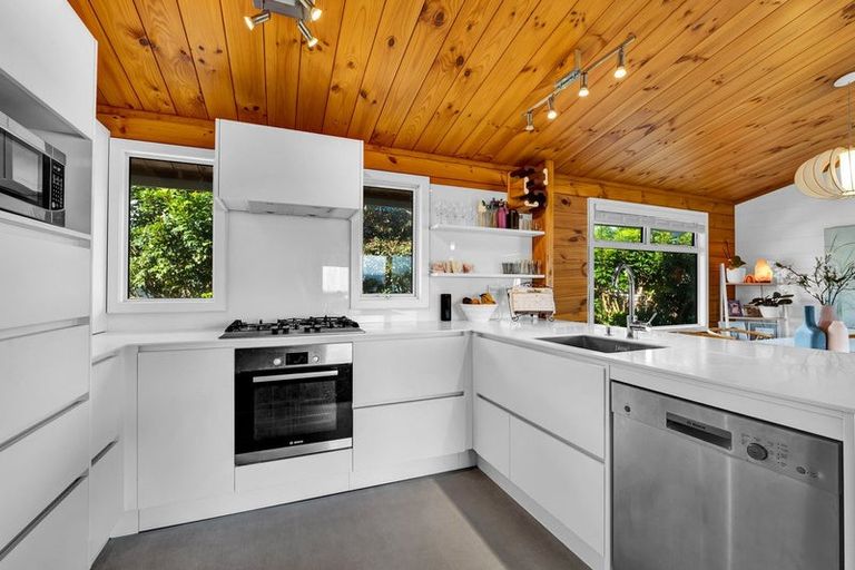 Photo of property in 3 Mallinder Place, Oakura, 4314