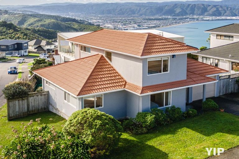 Photo of property in 1 Bennett Grove, Newlands, Wellington, 6037