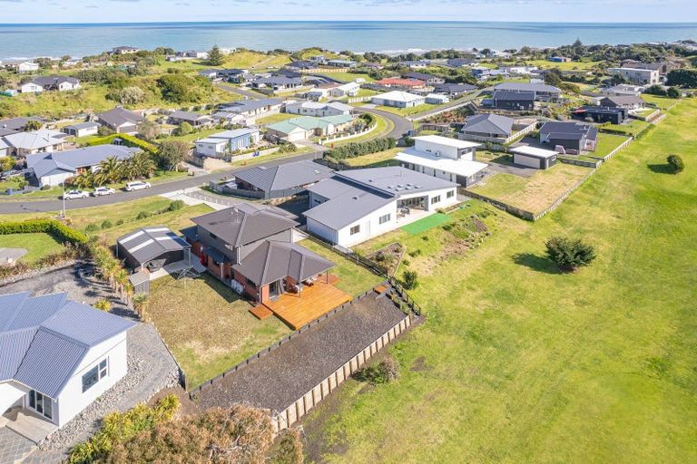 Photo of property in 31 Golf Vue Place, Castlecliff, Whanganui, 4501