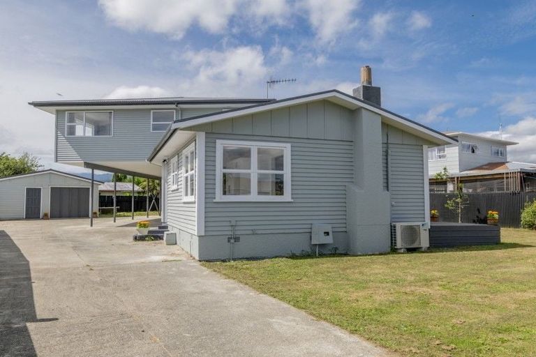 Photo of property in 35 Balmoral Street, Levin, 5510