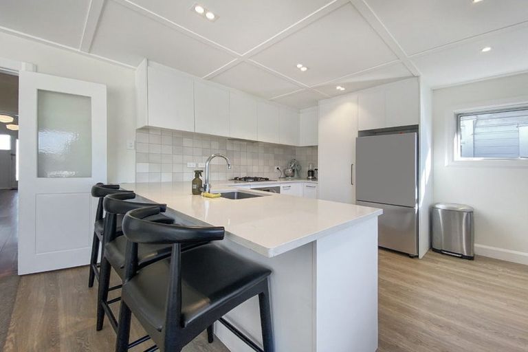 Photo of property in 81 Endeavour Street, Lyall Bay, Wellington, 6022