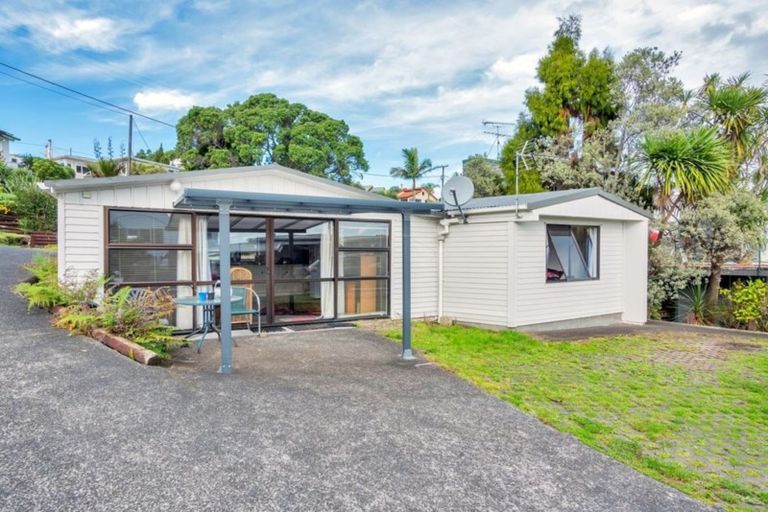 Photo of property in 10 Ardern Avenue, Stanmore Bay, Whangaparaoa, 0932