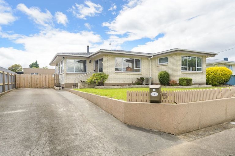Photo of property in 5 Tararua Terrace, Cloverlea, Palmerston North, 4412