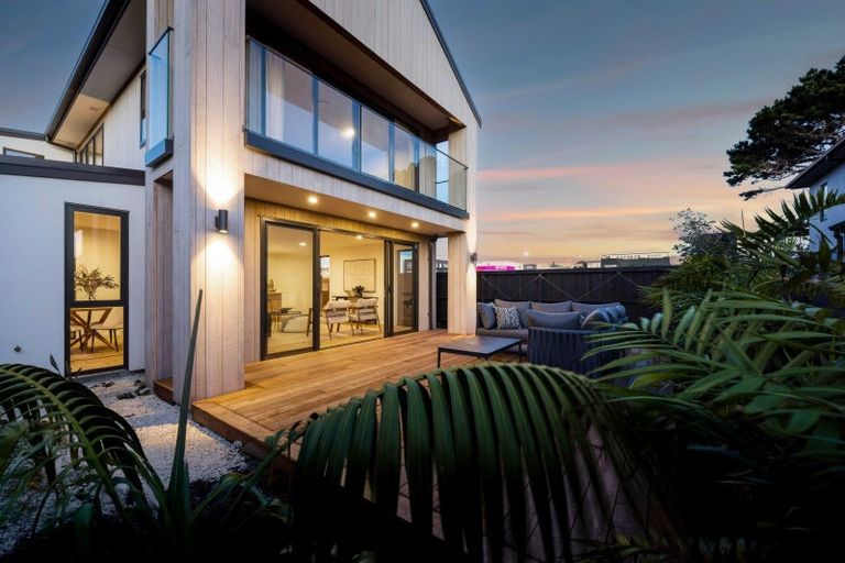 Photo of property in 10 Eliot Street, New Plymouth, 4310