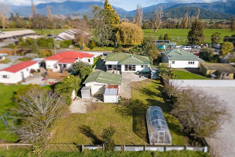 Photo of property in 17 Willow Street, Takaka, 7110