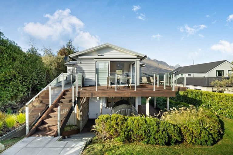 Photo of property in 23 Cedar Drive, Kelvin Heights, Queenstown, 9300