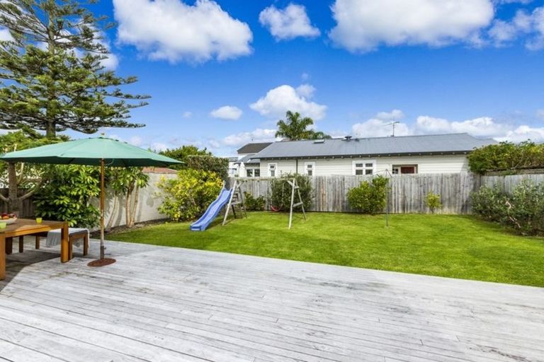 Photo of property in 22 Onewa Road, Northcote Point, Auckland, 0627