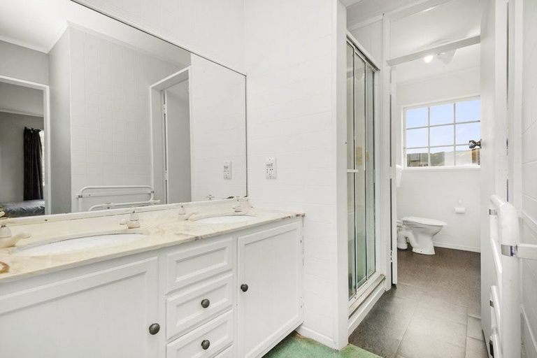 Photo of property in 7 Saint Hildas Glade, Tawa, Wellington, 5028