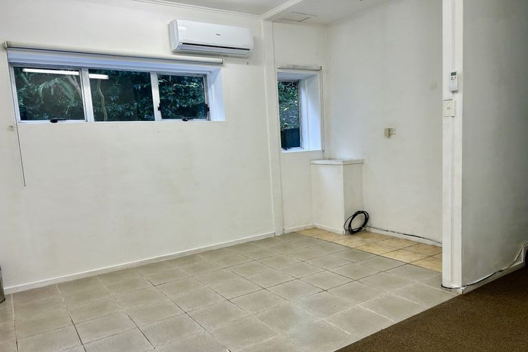 Photo of property in 25 Trias Road, Totara Vale, Auckland, 0629