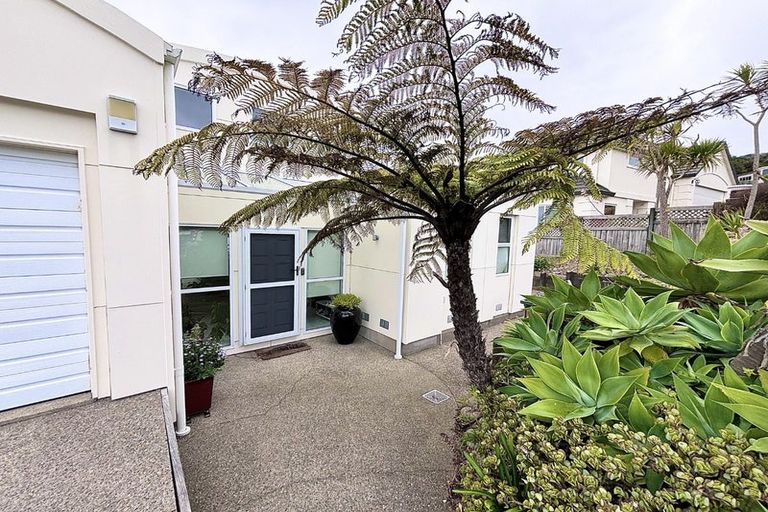 Photo of property in 24 Dress Circle, Newlands, Wellington, 6037