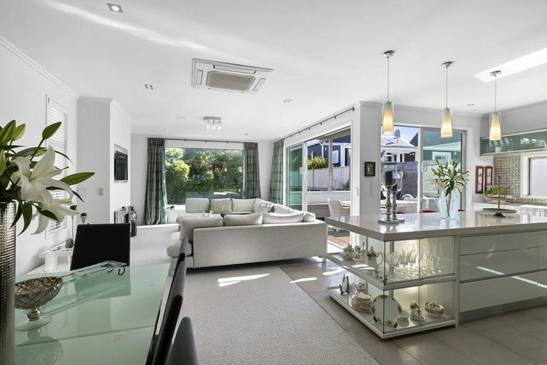 Photo of property in 10 Pendarves Street, New Plymouth, 4310