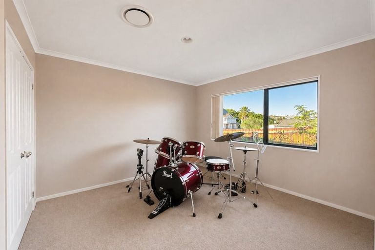 Photo of property in 28 Piper Place, Goodwood Heights, Auckland, 2105