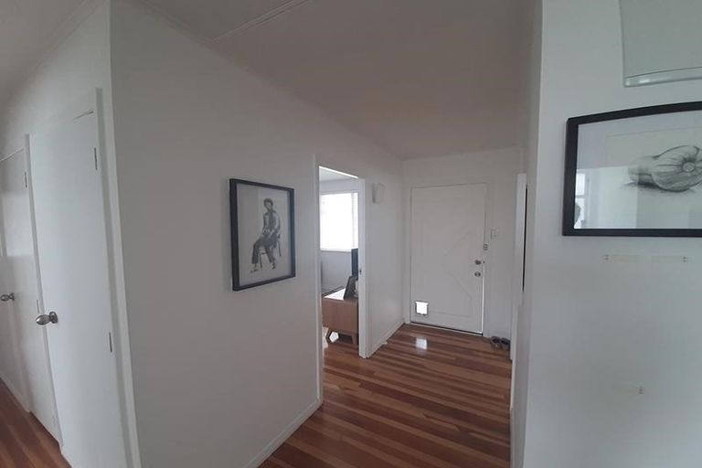 Photo of property in 11 Windrush Close, Mangere, Auckland, 2022