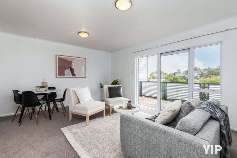 Photo of property in 7c Cheyne Walk, Newlands, Wellington, 6037