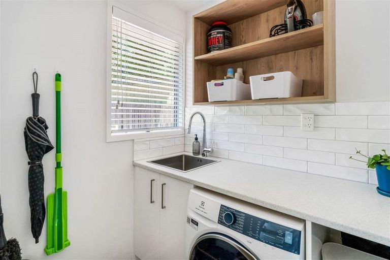 Photo of property in 63 Lynn Road, Bayview, Auckland, 0629