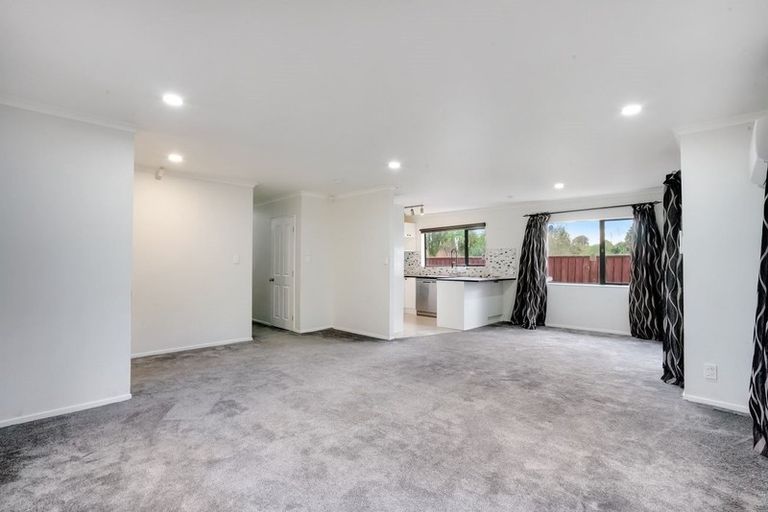 Photo of property in 17 Glenveagh Park Drive, Weymouth, Auckland, 2103