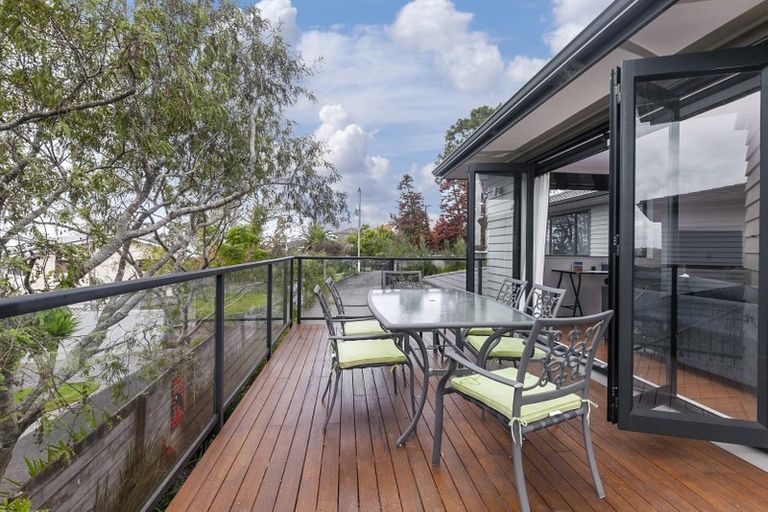 Photo of property in 87 Knights Road, Rothesay Bay, Auckland, 0630