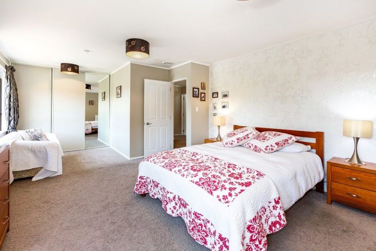 Photo of property in 61 Albatross Close, Whitby, Porirua, 5024