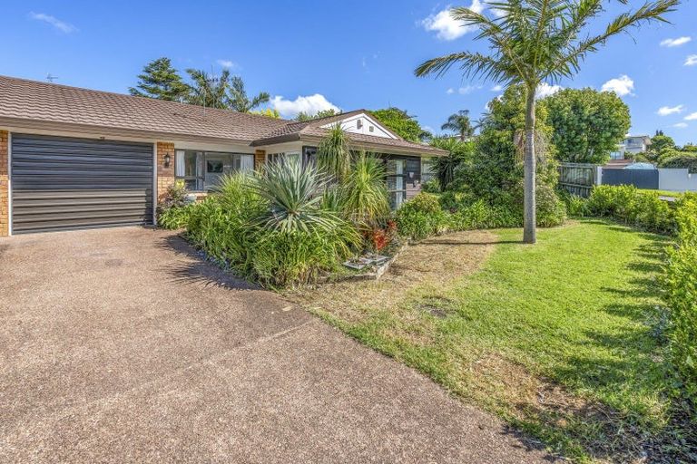 Photo of property in 1/1 Pickwick Parade, Mellons Bay, Auckland, 2014