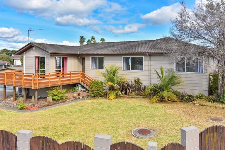 Photo of property in 23 Becker Drive, Weymouth, Auckland, 2103