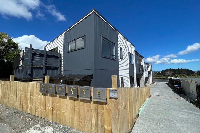Photo of property in 4/13 Blockhouse Bay Road, Avondale, Auckland, 1026
