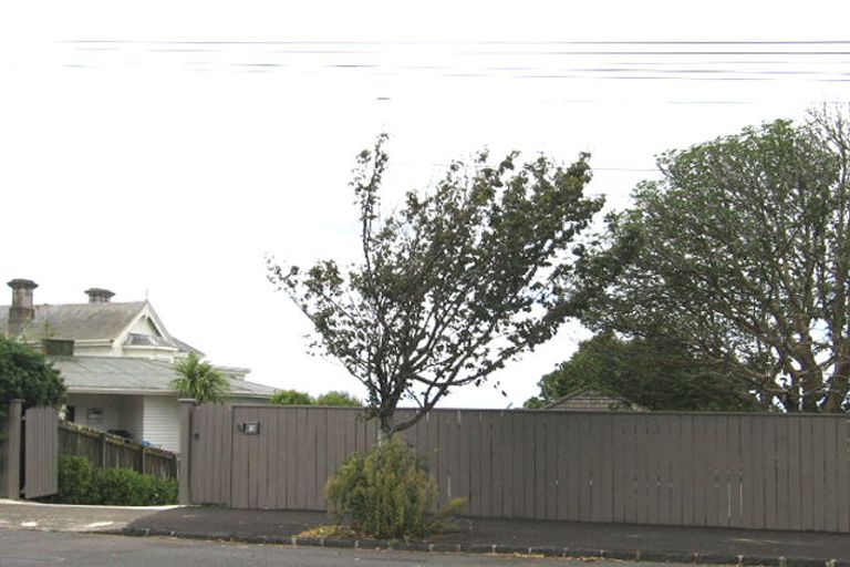 Photo of property in 105 Hinemoa Street, Birkenhead, Auckland, 0626