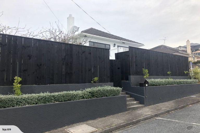 Photo of property in 9 Davies Lane, New Plymouth, 4310