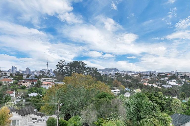 Photo of property in 1/217 Eskdale Road, Birkenhead, Auckland, 0626