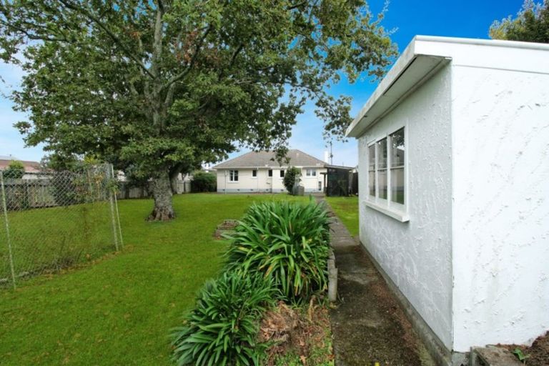 Photo of property in 34 Tarahua Road, Vogeltown, New Plymouth, 4310