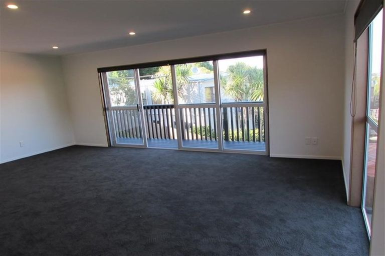 Photo of property in 2/76 Heathcote Road, Castor Bay, Auckland, 0620