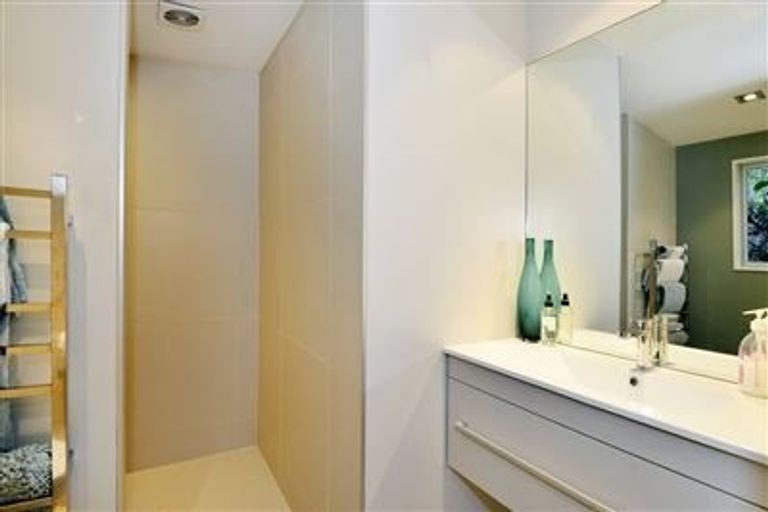 Photo of property in 20 Garmons Way, Castor Bay, Auckland, 0620