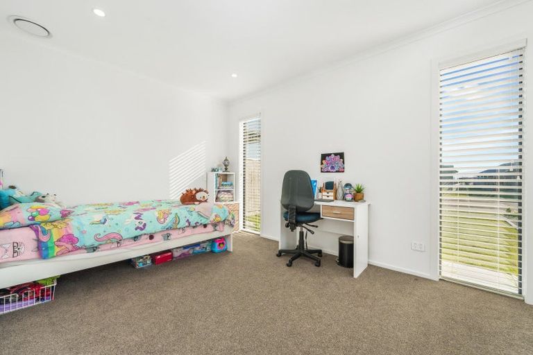 Photo of property in 67 Vaucluse Heights, Fitzherbert, Palmerston North, 4410