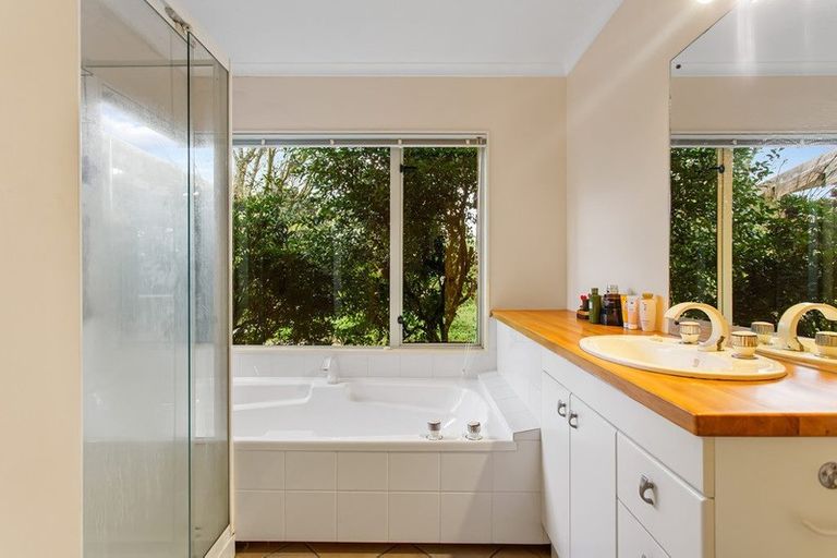 Photo of property in 32 Kereru Grove, Greenhithe, Auckland, 0632