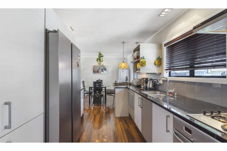 Photo of property in 2/6 Kimdale Place, Totara Heights, Auckland, 2105