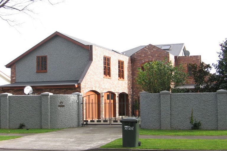 Photo of property in 23 Manapouri Crescent, Hokowhitu, Palmerston North, 4410