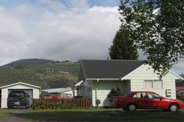 Photo of property in 3 Matthew Place, Kawaha Point, Rotorua, 3010