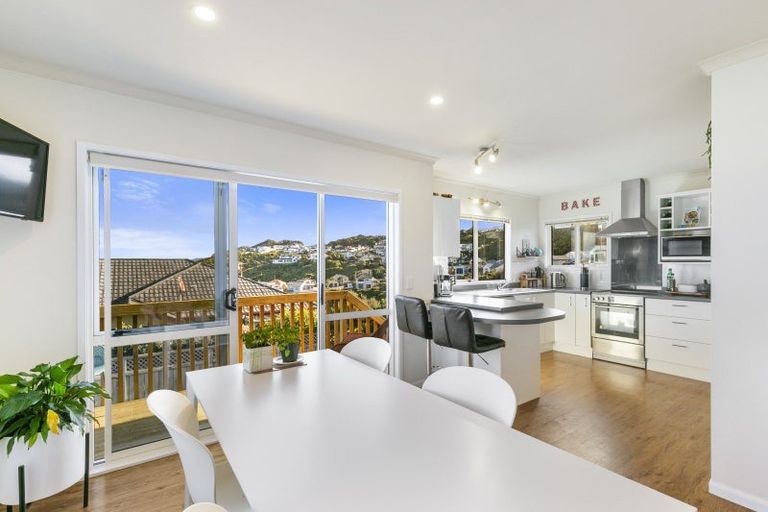 Photo of property in 8 Bennett Grove, Newlands, Wellington, 6037