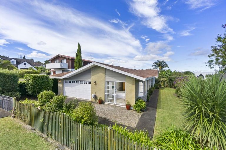 Photo of property in 3 Delisle Place, Windsor Park, Auckland, 0632