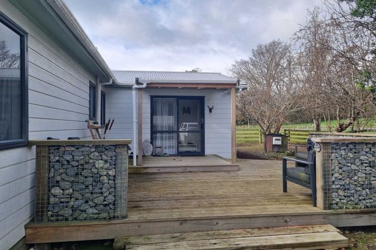 Photo of property in 473 Tararua Road, Levin, 5571