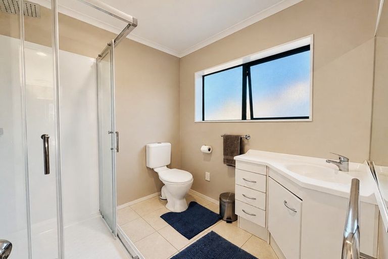 Photo of property in 28 Piper Place, Goodwood Heights, Auckland, 2105