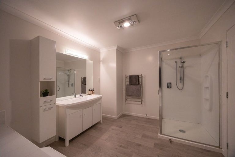 Photo of property in 100 Ruapehu Drive, Fitzherbert, Palmerston North, 4410